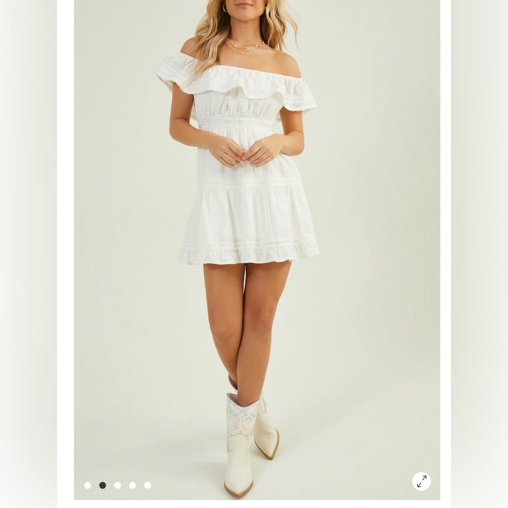 Cute mini white dress NEW WITH TAGS
VB01